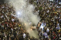 Chùm ảnh: Cả trăm ngàn người biểu tình phản đối ông Netanyahu, khi chiến sự tròn nửa năm