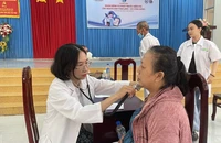 'Cùng ngư dân thắp sáng đèn trên biển': Bà con Tiền Giang vui mừng khi được bác sĩ đến thăm khám 