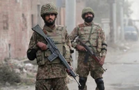 Khủng bố ở Pakistan: Đoàn xe chở lính vướng bom dọc đường, thương vong lớn 