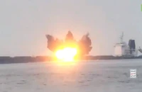 VIDEO: Houthis đánh chìm tàu trên Biển Đỏ