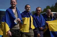 Ảnh, Video: Nga - Ukraine trao đổi tù binh bị bắt ở Kursk