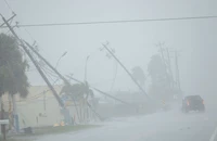 Bão Milton tiến sát Florida, gây gió mạnh, sóng lớn