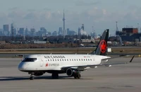 VIDEO: Máy bay bốc cháy khi hạ cánh ở Canada