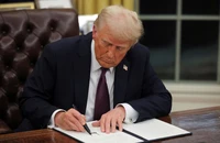 Ông Trump ký sắc lệnh cho phép các bộ chuyển khỏi thủ đô