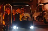 VIDEO: Thái tử Saudi Arabia lái xe golf chở ông Trump đi tham quan