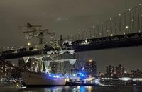 VIDEO: Tàu Hải quân Mexico va vào cầu Brooklyn ở New York, 20 người bị thương