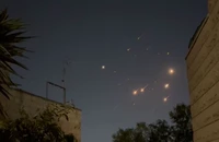 Xung đột Israel-Iran: 150 tên lửa Iran đánh rát Israel; Ông Netanyahu cảnh báo sẽ ‘tấn công mọi mục tiêu’ Iran