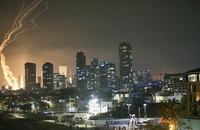 Iran nã tên lửa đạn đạo loạt mục tiêu Tel Aviv, tuyên bố kiểm soát không phận Israel