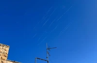 Israel khẩn cấp đánh chặn đợt tên lửa Iran, còi báo động vang khắp Tel Aviv