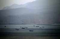 Giá dầu quay đầu giảm 7% ngay sau khi Iran nã tên lửa căn cứ Mỹ tại Qatar, lý do đằng sau?