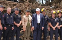 Ông Trump và đệ nhất phu nhân Mỹ thăm vùng lũ ở Texas
