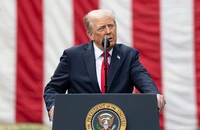 Ông Trump cảnh báo áp thuế bổ sung 100% lên hàng Trung Quốc, hủy gặp ông Tập
