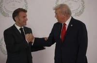 VIDEO: Những cái bắt tay thương hiệu của ông Trump tại Thượng đỉnh vì hòa bình ở Ai Cập