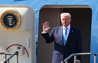 Hai tiêm kích F-16 hộ tống chiếc Không lực Một chở ông Trump hạ cánh Hàn Quốc 