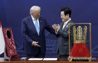 Tổng thống Lee tặng ông Trump vương miện vàng và huân chương cao quý nhất