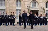 Ông Zelensky đi Pháp họp với NATO khi đặc phái viên Mỹ tới Moscow