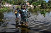 Sri Lanka sẽ chi 33.000 USD cho dân mua đất xây nhà vùng cao tránh lụt; Dân Indonesia đối mặt nạn đói sau lũ