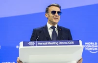 Vì sao ông Macron lại đeo kính râm khi phát biểu ở Davos?