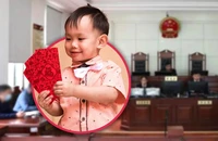 Bị kiện vì lấy tiền lì xì của con để cưới vợ