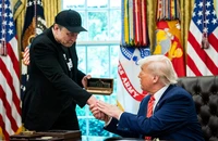 Elon Musk, Tim Cook và những ai nữa sẽ theo ông Trump đến Trung Quốc?