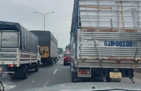 Đang kẹt xe nghiêm trọng trên Quốc lộ 1, đoạn qua tỉnh Tiền Giang