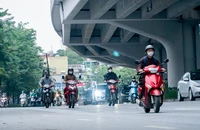 Hà Nội: Người dân ra đường co ro dưới thời tiết lạnh