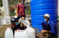 Làm thế nào để người dân không phải 'oằn mình' chống hạn mặn?
