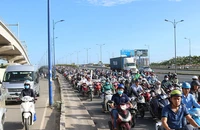 Nỗi khổ giờ cao điểm ở các cửa ngõ, nút thắt cổ chai