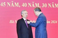 Tổng Bí thư Tô Lâm trao tặng Huy hiệu 45 năm tuổi Đảng cho ông Trần Quốc Vượng