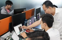 Các ngành công nghiệp yêu cầu kỹ thuật cao đang thiếu trầm trọng nguồn nhân lực. Trong ảnh: TS Nguyễn Minh Sơn, Trưởng khoa Kỹ thuật máy tính Trường ĐH Công nghệ thông tin, ĐH Quốc gia TP.HCM, đang hướng dẫn sinh viên ngành bán dẫn. Ảnh: MINH HOÀNG