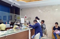 Khách hàng xếp hàng chờ gọi tên vào mua vàng miếng tại Công ty Vàng bạc Đá quý Sài Gòn (SJC) vào sáng 29-5.