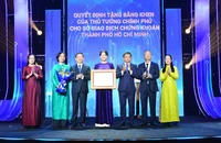Phó Thủ tướng Hồ Đức Phớc và Bộ trưởng Bộ Tài chính Nguyễn Văn Thắng trao bằng khen của Thủ tướng Chính phủ cho Sở Giao dịch chứng khoán TP.HCM