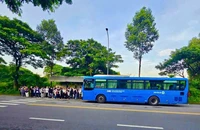 Vụ xe buýt 33 cắt lộ trình: Tăng thêm xe buýt, giải tỏa sinh viên tại KTX Khu B