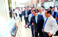 Thủ tướng Phạm Minh Chính cùng các lãnh đạo Chính phủ, TP.HCM xem các thiết kế mô phỏng về Trung tâm tài chính quốc tế Việt Nam. Ảnh: NGUYỆT NHI
