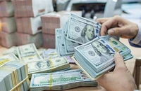 Giá USD thị trường tự do chạm ngưỡng 27.800 đồng