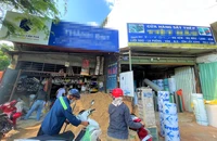 Người dân mua hàng tại 1 cửa hàng vật liệu xây dựng quận Tân Phú. Ảnh minh họa: TÚ UYÊN
