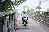 Người dân chú ý khi lưu thông qua cầu Rạch Đỉa, quận 7