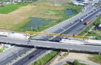 Hạn chế phương tiện lưu thông tại cầu vượt số 3 cao tốc TP.HCM - Trung Lương do lắp dầm