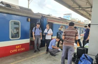 Người dân chọn về quê bằng tàu tăng cao, đường sắt lại nối thêm toa