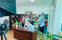 Một phiên livestream bán bất động sản với đội ngũ tham gia hùng hậu. Ảnh: Q.HUY