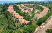 Khu biệt thự chuyên gia trị giá hàng triệu USD ở Dung Quất bỏ hoang nhiều năm. Ảnh: TN