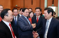 Thủ tướng Phạm Minh Chính cùng đại diện các doanh nghiệp tại buổi gặp gỡ nhân ngày Doanh nhân Việt Nam.