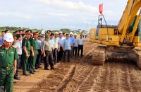 Thủ tướng Phạm Minh Chính kiểm tra thi công cao tốc Cần Thơ - Cà Mau.