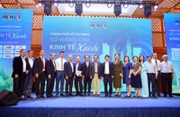 Các đại biểu trao đổi tại Diễn đàn “TP.HCM - Gỡ vướng cho kinh tế xanh” do báo Pháp Luật TP.HCM tổ chức vào chiều 6-12.