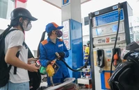 Giá xăng giảm mạnh gần 800 đồng/lít, xăng A95 còn gần 20.000 đồng/lít