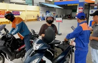 Đổ xăng - chuyển khoản: Để người mua lẫn người bán hết lúng túng