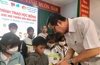 TAND TP.HCM và TAND quận 7 trao học bổng Thắp sáng ước mơ
