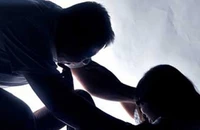 Bé gái 8 tuổi bị bảo vệ trường mẫu giáo xâm hại