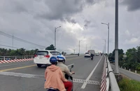 Phân luồng giao thông phục vụ kiểm định công trình cầu Hàm Luông