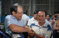  Trao quà, học bổng tại Tiền Giang để cùng ngư dân thắp sáng đèn trên biển